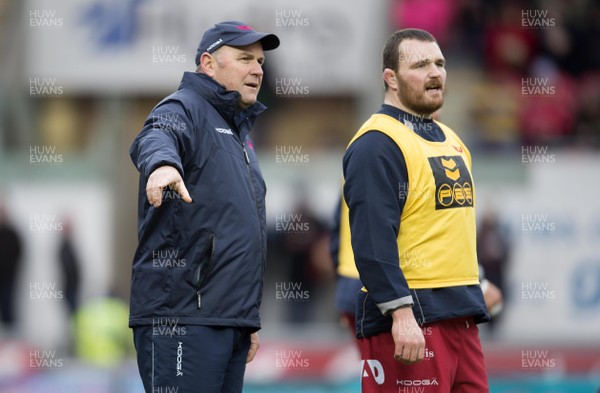 010117 - Scarlets v Cardiff Blues - Guinness PRO12 - Scarlets head coach Wayne Pivac and Ken Owens by Ben Evans/Huw Evans Agency