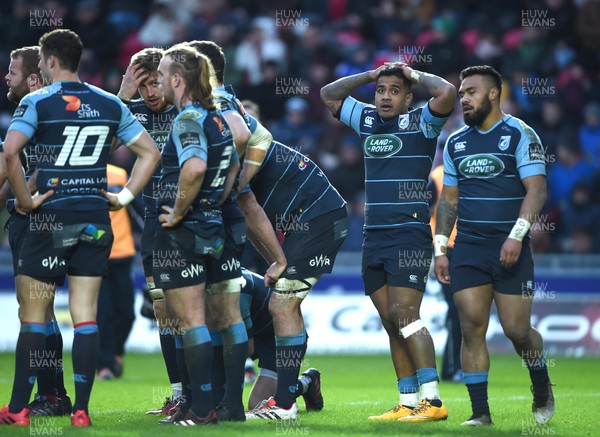 010117 - Scarlets v Cardiff Blues - Guinness PRO12 - Cardiff Blues players look dejected by Ben Evans/Huw Evans Agency