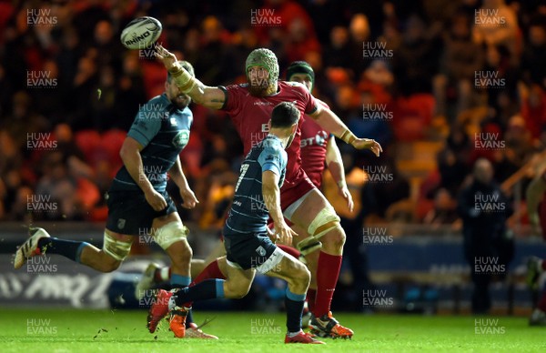 010117 - Scarlets v Cardiff Blues - Guinness PRO12 - Jake Ball of Scarlets looks for support by Ben Evans/Huw Evans Agency