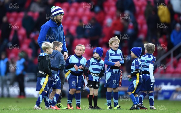 010117 - Scarlets v Cardiff Blues - Guinness PRO12 - Ryan Jones with Mumbles Under 7s at half time by Ben Evans/Huw Evans Agency