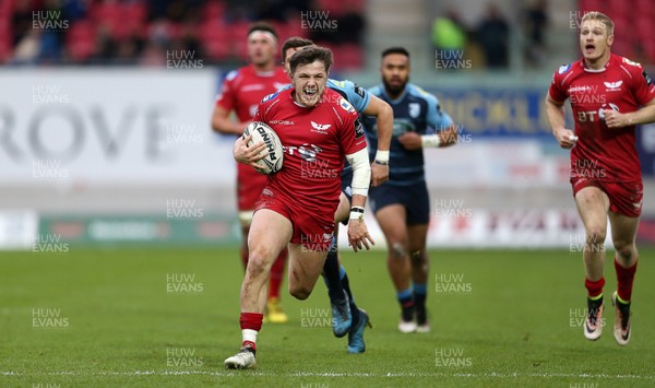 010117 - Scarlets v Cardiff Blues - Guinness PRO12 - Steff Evans of Scarlets runs in to score a try by Chris Fairweather/Huw Evans Agency