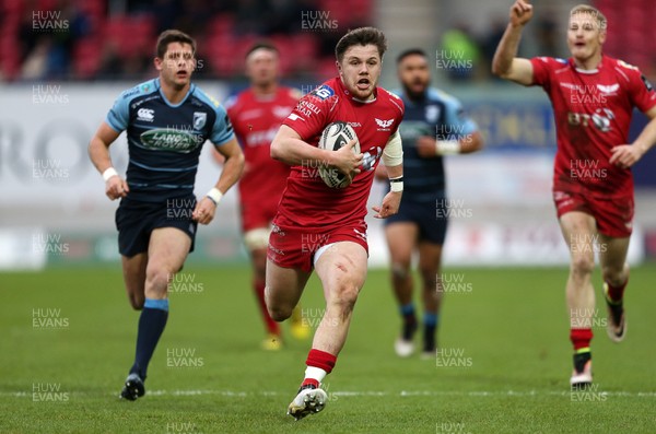 010117 - Scarlets v Cardiff Blues - Guinness PRO12 - Steff Evans of Scarlets runs in to score a try by Chris Fairweather/Huw Evans Agency