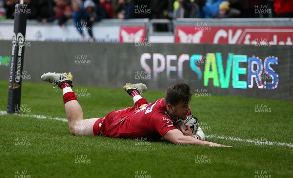 010117 - Scarlets v Cardiff Blues - Guinness PRO12 - Steff Evans of Scarlets runs in to score a try by Chris Fairweather/Huw Evans Agency