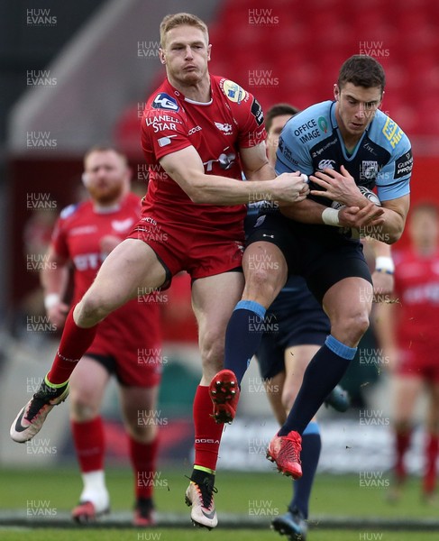 010117 - Scarlets v Cardiff Blues - Guinness PRO12 - Johnny Mcnicholl of Scarlets and Steve Shingler of Cardiff Blues go up for the high ball by Chris Fairweather/Huw Evans Agency