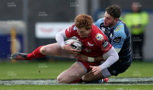 010117 - Scarlets v Cardiff Blues - Guinness PRO12 - Rhys Patchell of Scarlets is tackled by Alex Cuthbert of Cardiff Blues by Chris Fairweather/Huw Evans Agency