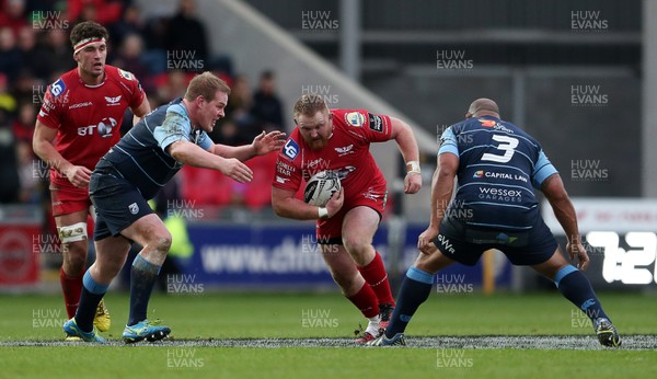 010117 - Scarlets v Cardiff Blues - Guinness PRO12 - Samson Lee of Scarlets is tackled by Rhys Gill and Taufa'ao Filise of Cardiff Blues by Chris Fairweather/Huw Evans Agency