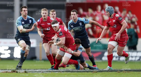 010117 - Scarlets v Cardiff Blues - Guinness PRO12 - Scott Williams of Scarlets is tackled by Lloyd Williams of Cardiff Blues by Chris Fairweather/Huw Evans Agen