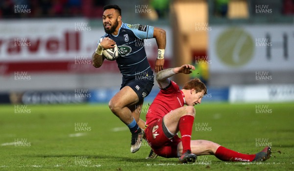 010117 - Scarlets v Cardiff Blues - Guinness PRO12 - Willis Halaholo of Cardiff Blues goes past Rhys Patchell of Scarlets to score a try by Chris Fairweather/Huw Evans Agency