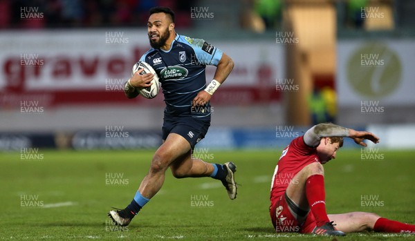 010117 - Scarlets v Cardiff Blues - Guinness PRO12 - Willis Halaholo of Cardiff Blues goes past Rhys Patchell of Scarlets to score a try by Chris Fairweather/Huw Evans Agency