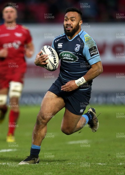 010117 - Scarlets v Cardiff Blues - Guinness PRO12 - Willis Halaholo of Cardiff Blues goes past Rhys Patchell of Scarlets to score a try by Chris Fairweather/Huw Evans Agency