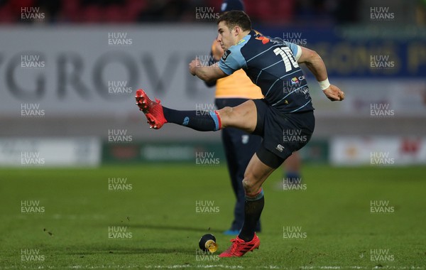 010117 - Scarlets v Cardiff Blues - Guinness PRO12 - Steve Shingler of Cardiff Blues kicks the conversion by Chris Fairweather/Huw Evans Agency