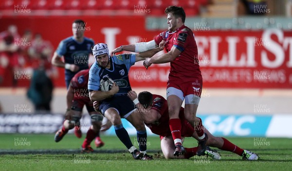 010117 - Scarlets v Cardiff Blues - Guinness PRO12 - Matthew Morgan of Cardiff Blues is tackled by Rob Evans and Steff Evans of Scarlets by Chris Fairweather/Huw Evans Agency