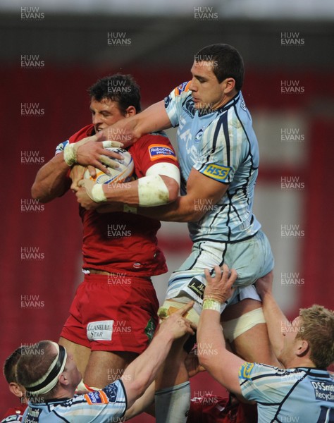 050512 - Scarlets v Cardiff Blues - RaboDirect PRO12 -Andries Pretorius of Cardiff Blues competes with Aaron Shingler of Scarlets