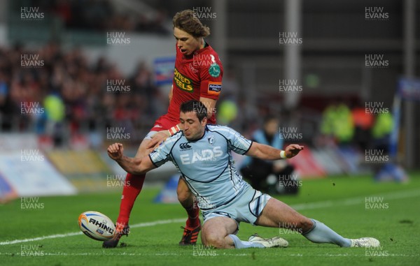 050512 - Scarlets v Cardiff Blues - RaboDirect PRO12 -Dafydd Hewitt of Cardiff Blues and Liam Williams of Scarlets competes