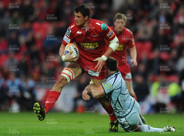 050512 - Scarlets v Cardiff Blues - RaboDirect PRO12 -Aaron Shingler of Scarlets takes on Dafydd Hewitt of Cardiff Blues