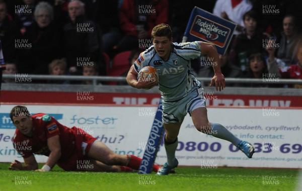 050512 - Scarlets v Cardiff Blues - RaboDirect PRO12 -Harry Robinson of Cardiff Blues scores try