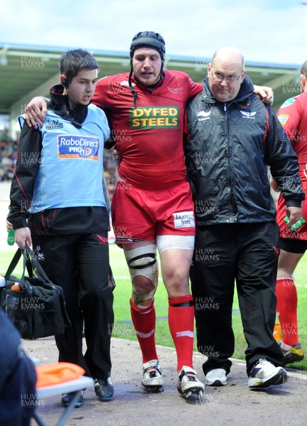 050512 - Scarlets v Cardiff Blues - RaboDirect PRO12 -Ben Morgan of Scarlets leaves the field with an injury