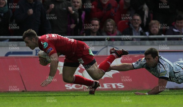 050512 - Scarlets v Cardiff Blues - RaboDirect PRO12 -Gareth Davies of Scarlets scores his second try