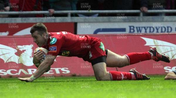 050512 - Scarlets v Cardiff Blues - RaboDirect PRO12 -Gareth Davies of Scarlets scores his second try