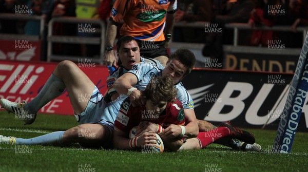 050512 - Scarlets v Cardiff Blues - RaboDirect PRO12 -Liam Williams of Scarlets scores try