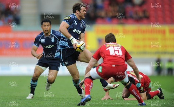 06.05.11 - Scarlets v Cardiff Blues - Magners League - Jamie Roberts of Cardiff Blues looks for support as Morgan Stoddart of Scarlets tackles. 