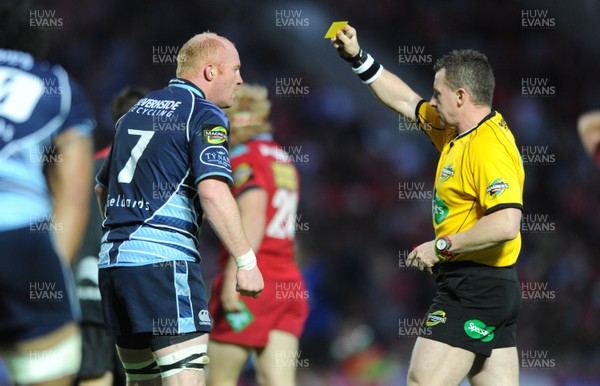 06.05.11 - Scarlets v Cardiff Blues - Magners League - Martyn Williams of Cardiff Blues is shown a yellow card by referee Nigel Owens. 