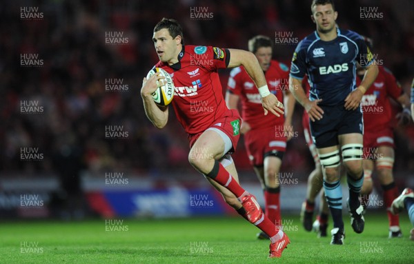 06.05.11 - Scarlets v Cardiff Blues - Magners League - Sean Lamont of Scarlets runs in to score try. 