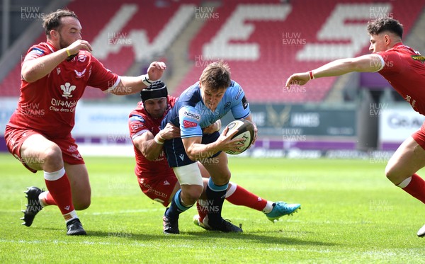 150521 - Scarlets v Cardiff Blues - Guinness PRO14 Rainbow Cup - Jarrod Evans of Cardiff Blues beats tackled by Leigh Halfpenny of Scarlets to score try