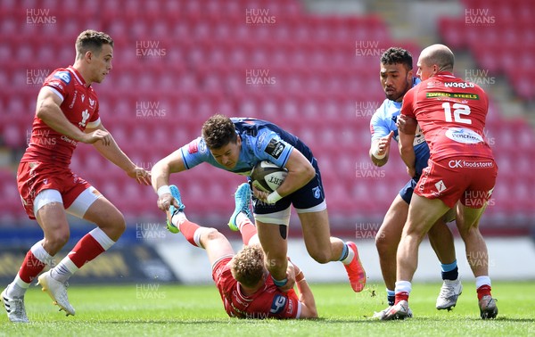 150521 - Scarlets v Cardiff Blues - Guinness PRO14 Rainbow Cup - Jason Harries of Cardiff Blues is tackled by Angus O’Brien of Scarlets
