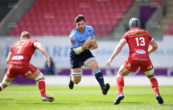 150521 - Scarlets v Cardiff Blues - Guinness PRO14 Rainbow Cup - James Ratti of Cardiff Blues takes on Jac Morgan and Jonathan Davies of Scarlets 