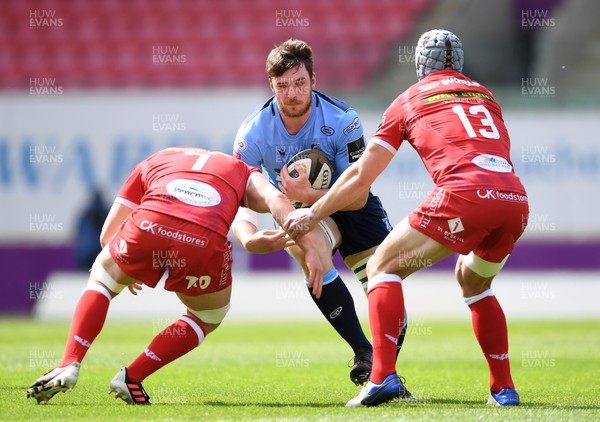 150521 - Scarlets v Cardiff Blues - Guinness PRO14 Rainbow Cup - James Ratti of Cardiff Blues takes on Jac Morgan and Jonathan Davies of Scarlets 