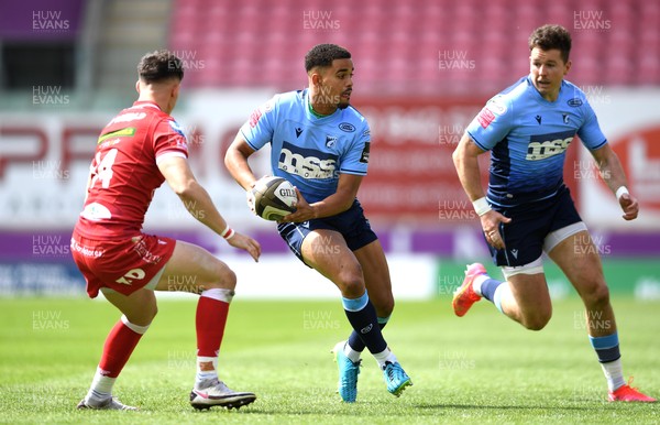 150521 - Scarlets v Cardiff Blues - Guinness PRO14 Rainbow Cup - Ben Thomas of Cardiff Blues looks for support