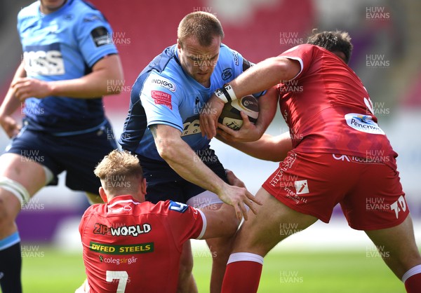 150521 - Scarlets v Cardiff Blues - Guinness PRO14 Rainbow Cup - Kristian Dacey of Cardiff Blues is tackled by Jac Morgan and Alex Jeffries of Scarlets