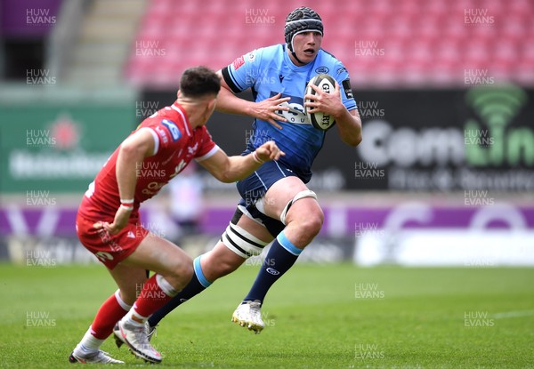150521 - Scarlets v Cardiff Blues - Guinness PRO14 Rainbow Cup - Seb Davies of Cardiff Blues takes on Tom Rogers of Scarlets