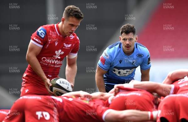 150521 - Scarlets v Cardiff Blues - Guinness PRO14 Rainbow Cup - Kieran Hardy of Scarlets and Tomos Williams of Cardiff Blues