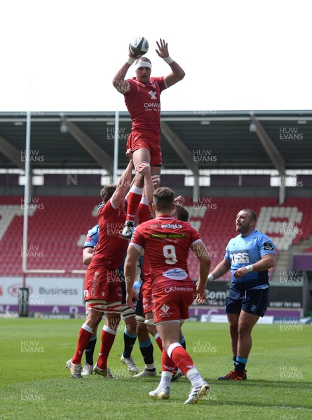 150521 - Scarlets v Cardiff Blues - Guinness PRO14 Rainbow Cup - Aaron Shingler of Scarlets takes line out ball