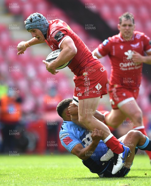 150521 - Scarlets v Cardiff Blues - Guinness PRO14 Rainbow Cup - Jonathan Davies of Scarlets is tackled by Ben Thomas of Cardiff Blues