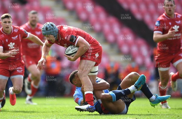 150521 - Scarlets v Cardiff Blues - Guinness PRO14 Rainbow Cup - Jonathan Davies of Scarlets is tackled by Ben Thomas of Cardiff Blues