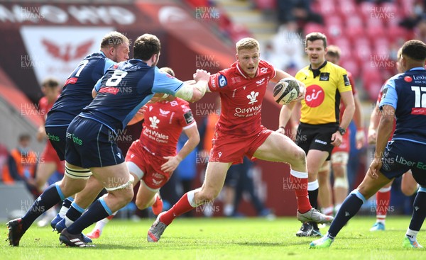 150521 - Scarlets v Cardiff Blues - Guinness PRO14 Rainbow Cup - Johnny McNicholl of Scarlets holds off Corey Domachowski of Cardiff Blues