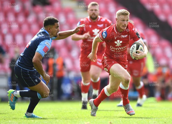 150521 - Scarlets v Cardiff Blues - Guinness PRO14 Rainbow Cup - Johnny McNicholl of Scarlets gets past Ben Thomas of Cardiff Blues