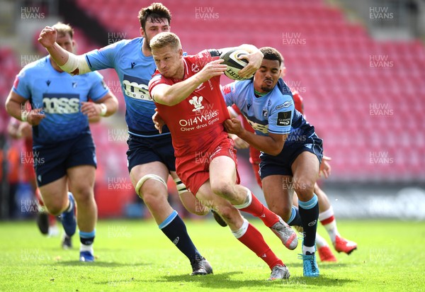150521 - Scarlets v Cardiff Blues - Guinness PRO14 Rainbow Cup - Johnny McNicholl of Scarlets is tackled by James Ratti and Ben Thomas of Cardiff Blues