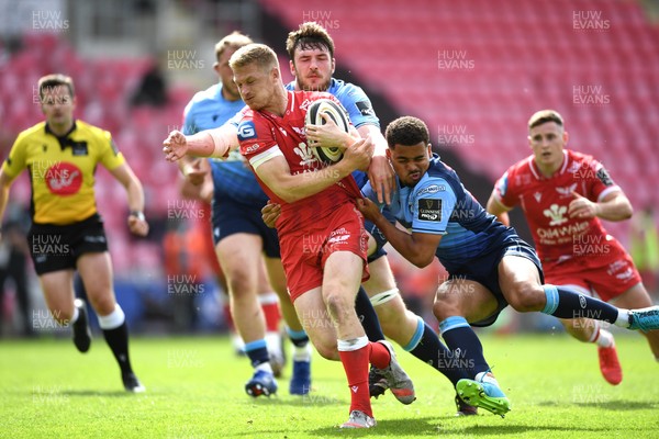 150521 - Scarlets v Cardiff Blues - Guinness PRO14 Rainbow Cup - Johnny McNicholl of Scarlets is tackled by James Ratti and Ben Thomas of Cardiff Blues
