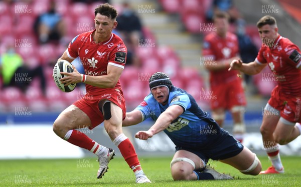 150521 - Scarlets v Cardiff Blues - Guinness PRO14 Rainbow Cup - Tom Rogers of Scarlets gets past Seb Davies of Cardiff Blues