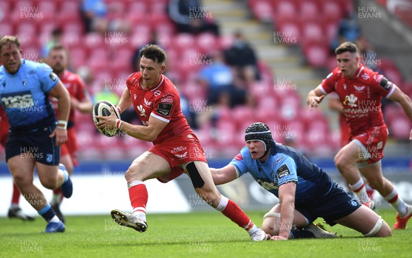 150521 - Scarlets v Cardiff Blues - Guinness PRO14 Rainbow Cup - Tom Rogers of Scarlets gets past Seb Davies of Cardiff Blues