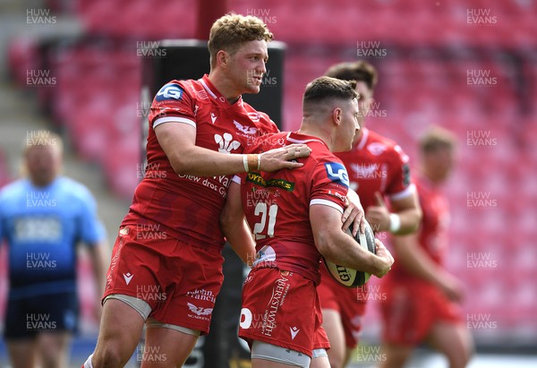 150521 - Scarlets v Cardiff Blues - Guinness PRO14 Rainbow Cup - Dane Blacker of Scarlets celebrates scoring try with Angus O’Brien (left)