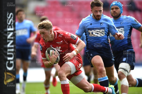 150521 - Scarlets v Cardiff Blues - Guinness PRO14 Rainbow Cup - Angus O’Brien of Scarlets scores try