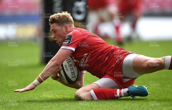 150521 - Scarlets v Cardiff Blues - Guinness PRO14 Rainbow Cup - Angus O’Brien of Scarlets scores try