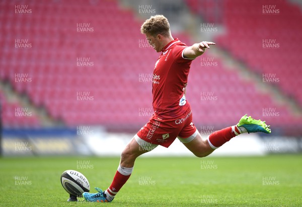 150521 - Scarlets v Cardiff Blues - Guinness PRO14 Rainbow Cup - Angus O’Brien of Scarlets kicks at goal