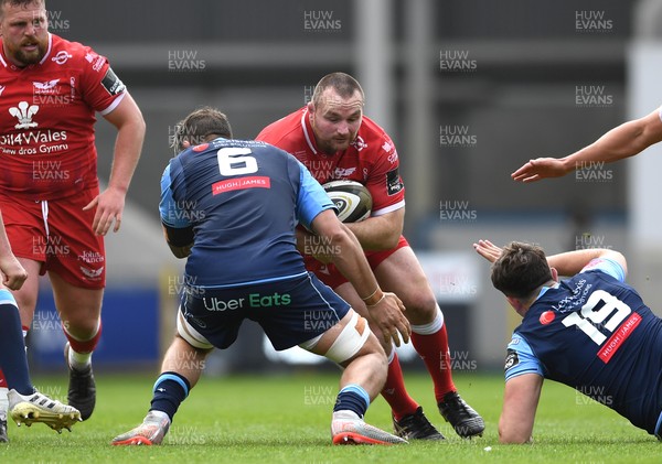 150521 - Scarlets v Cardiff Blues - Guinness PRO14 Rainbow Cup - Ken Owens of Scarlets takes on Josh Turnbull of Cardiff Blues