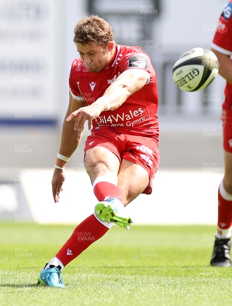 150521 - Scarlets v Cardiff Blues - Guinness PRO14 Rainbow Cup - Leigh Halfpenny of Scarlets kicks a penalty
